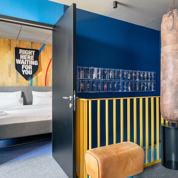 Welcome to The Social Hub suites, where every room tells a unique story. Our playrooms, conceptualised and designed by Studio Königshausen, redefine hospitality with creativity and innovation. In the latest hotel in Vienna, each playroom is uniquely inspired by a famous Austrian hero.